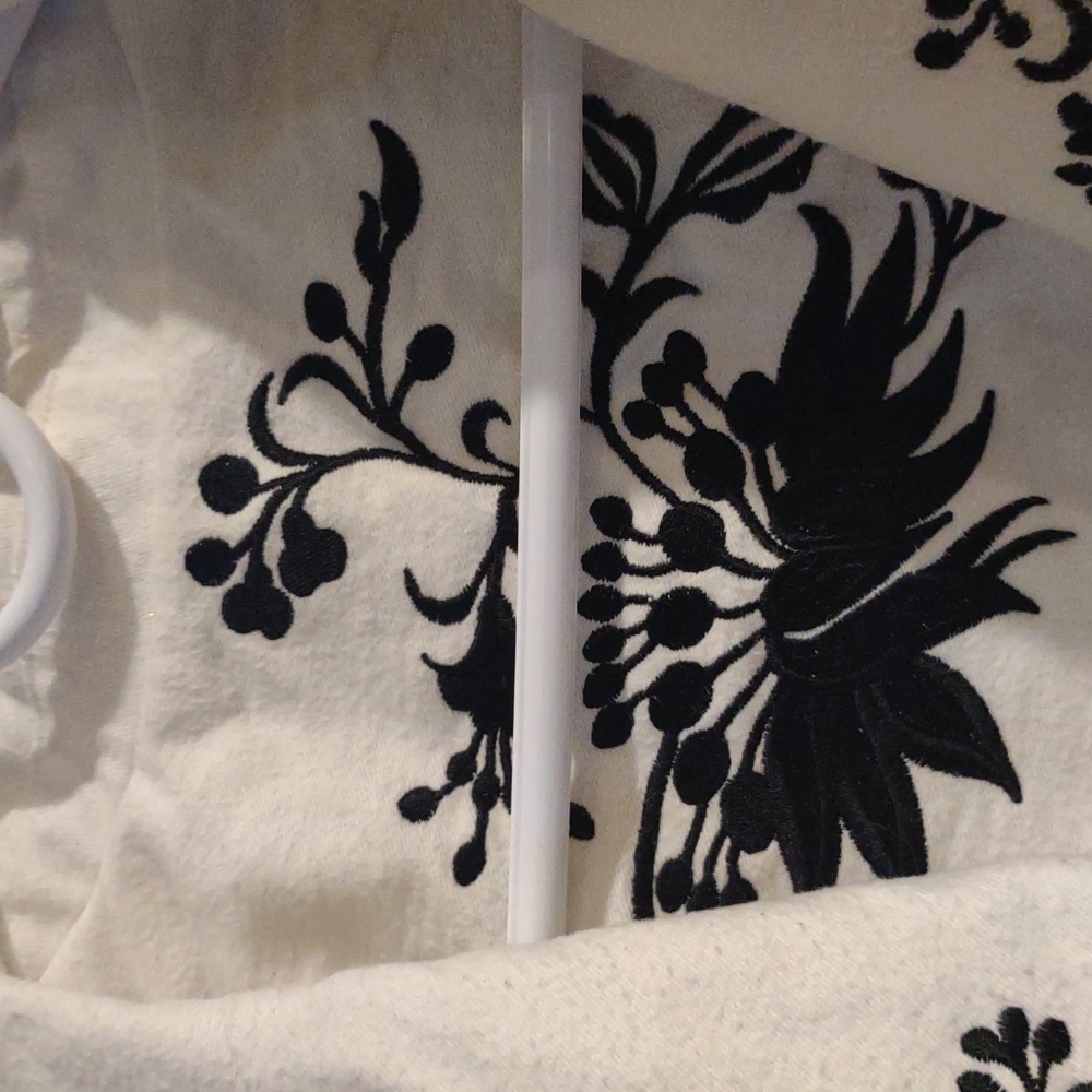 White House Black Market Women's 4 Winter White Black Embroidered Crop Blazer - Picture 3 of 7